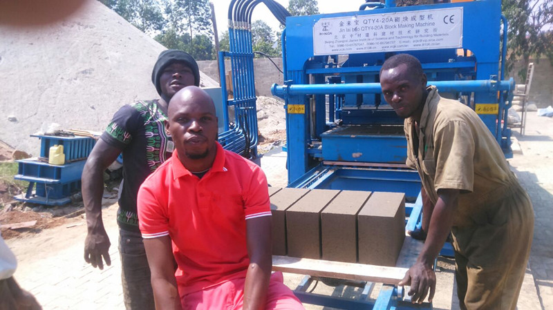 El cliente de Uganda compró el bloque de ZCJK QTY4-20A que hacía la máquina